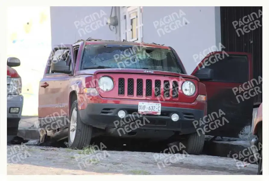 Comando armado rafaguea casa y quema camioneta en Lomas 5 de Mayo, Puebla