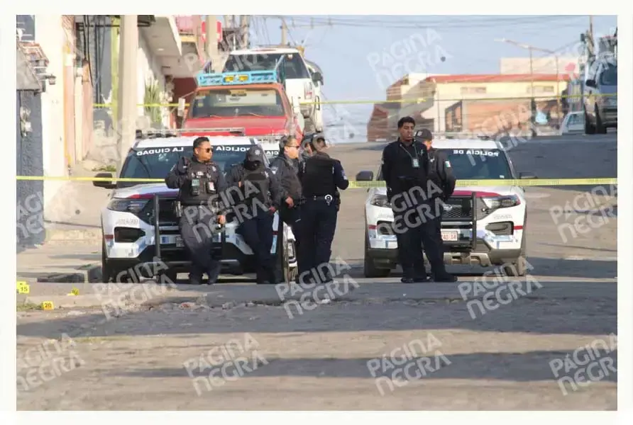 Comando armado rafaguea casa y quema camioneta en Lomas 5 de Mayo, Puebla
