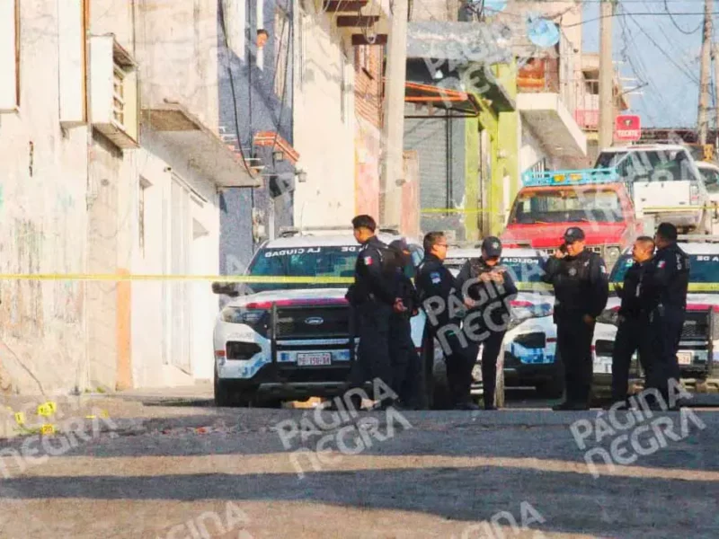 Comando armado rafaguea casa y quema camioneta en Lomas 5 de Mayo, Puebla