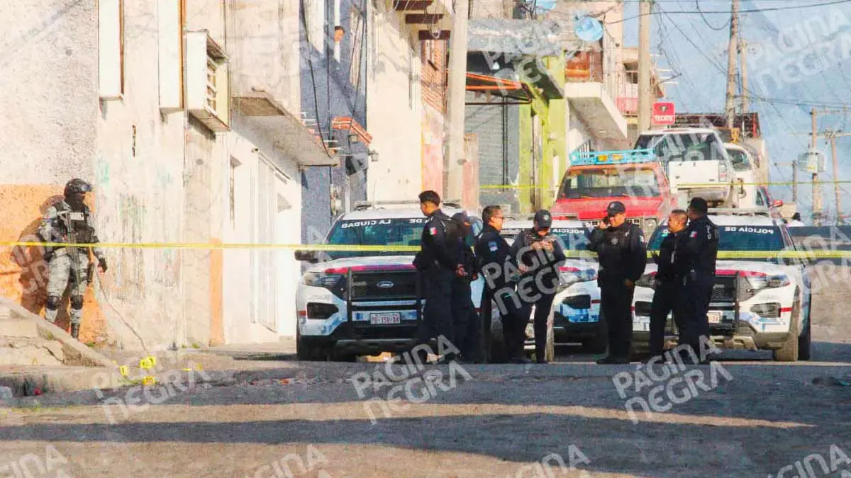 Comando armado rafaguea casa y quema camioneta en Lomas 5 de Mayo, Puebla