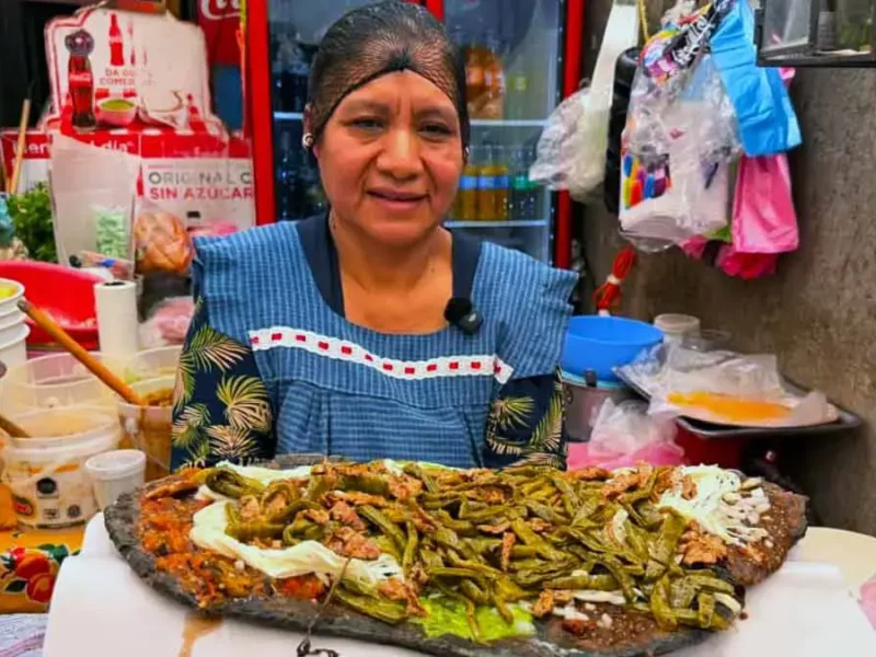 “Oreja de elefante”, memela gigante que conquista paladares en el mercado Zaragoza, Puebla
