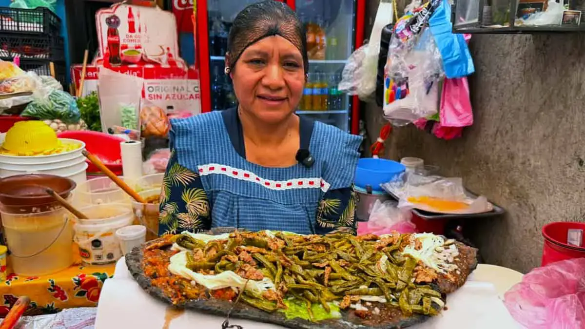 “Oreja de elefante”, memela gigante que conquista paladares en el mercado Zaragoza, Puebla