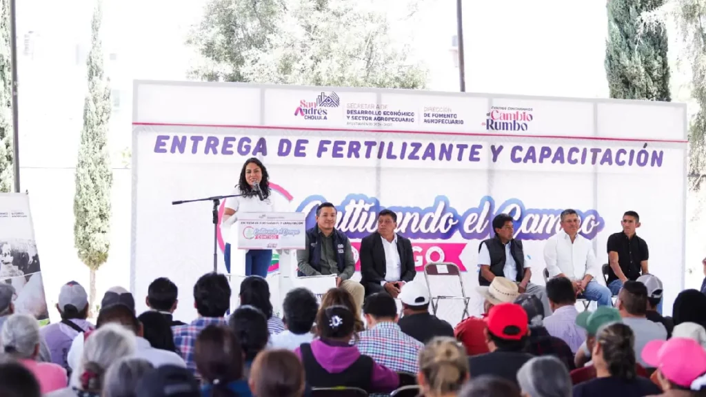 Lupita Cuautle encabeza segunda entrega de fertilizante a familias productoras