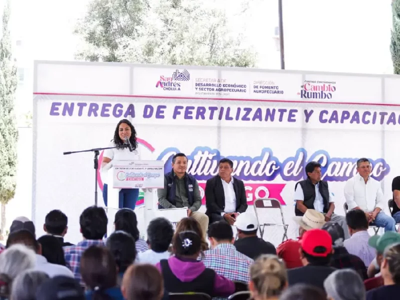 Lupita Cuautle encabeza segunda entrega de fertilizante a familias productoras