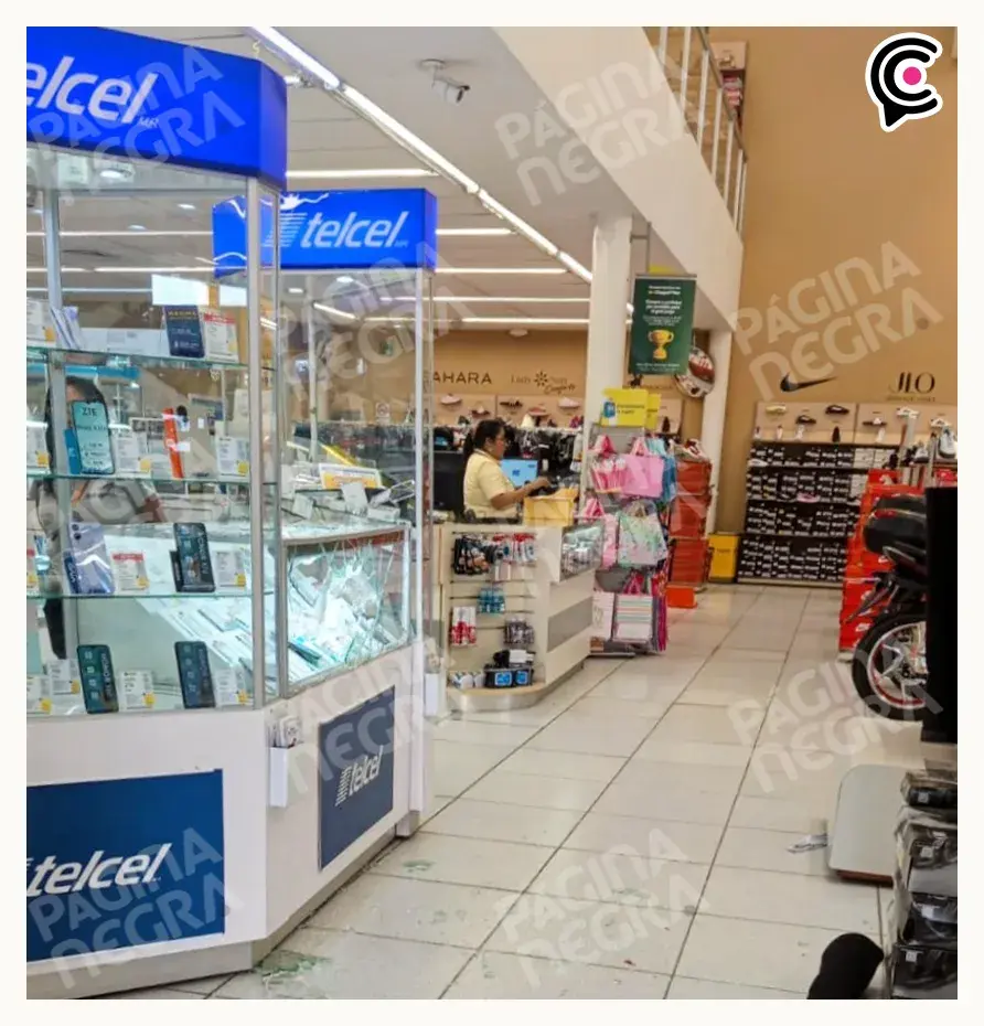 Delincuentes destrozan con marros las vitrinas de Coppel Amozoc, Puebla; roban celulares de alta gama