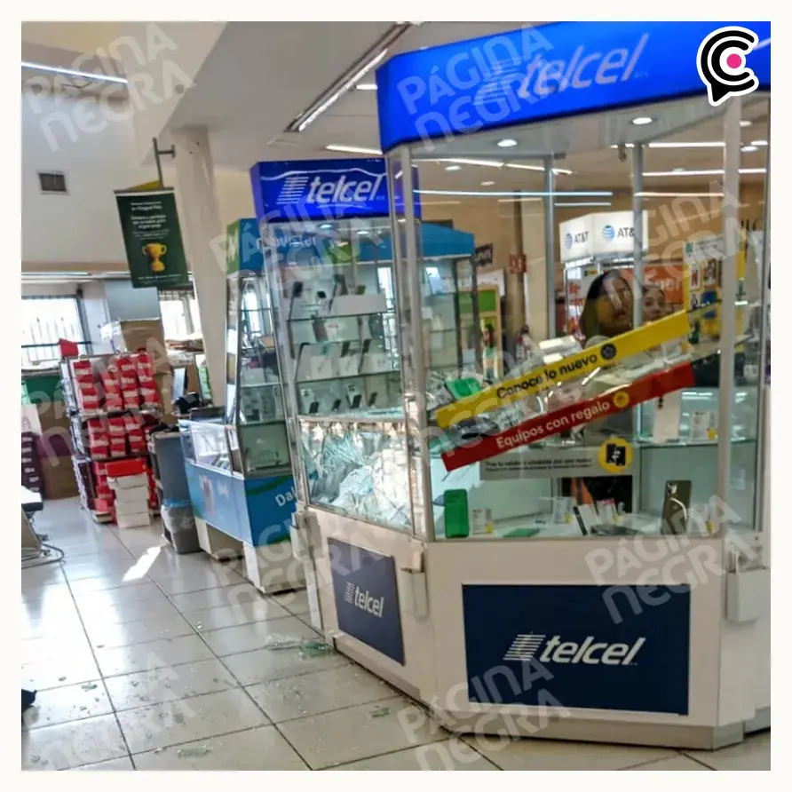 Delincuentes destrozan con marros las vitrinas de Coppel Amozoc, Puebla; roban celulares de alta gama