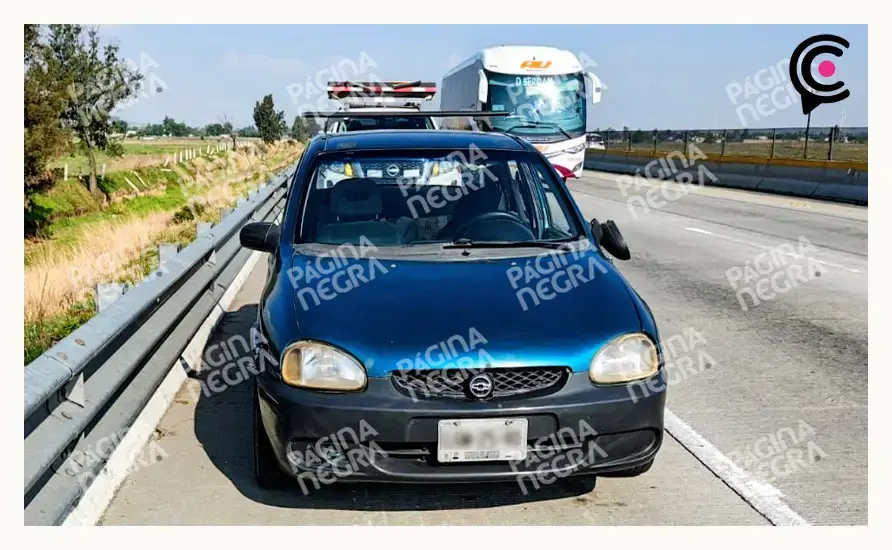 Encuentran cuerpo encobijado en la autopista Puebla-Orizaba; metros adelante hallan auto con daños