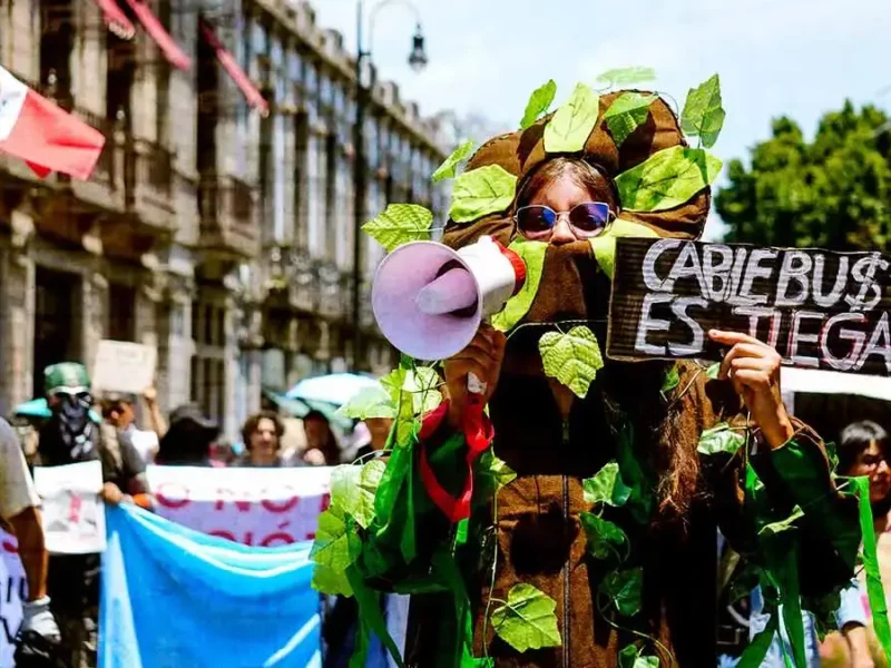 Diversos colectivos se manifestaron en contra del Cablebús y otros proyectos urbanos en Puebla.