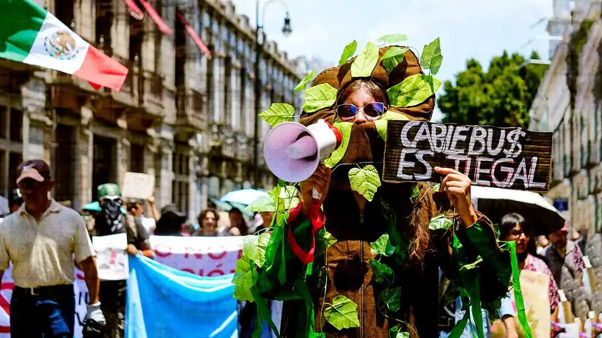 Diversos colectivos se manifestaron en contra del Cablebús y otros proyectos urbanos en Puebla.
