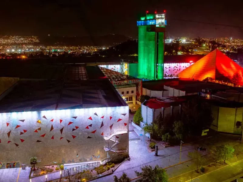 Denuncian caos en estacionamiento de Centro Expositor de la Feria de Puebla; vetan motos y niegan lugares