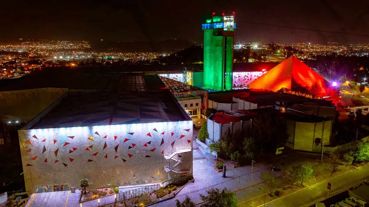 Denuncian caos en estacionamiento de Centro Expositor de la Feria de Puebla; vetan motos y niegan lugares