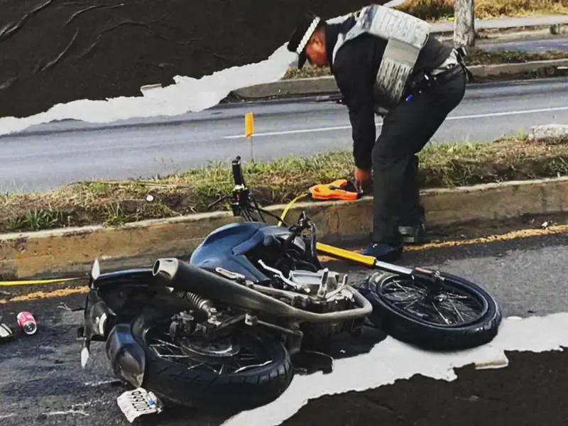 Motociclista muere tras chocar con una camioneta en la autopista Siglo XXI