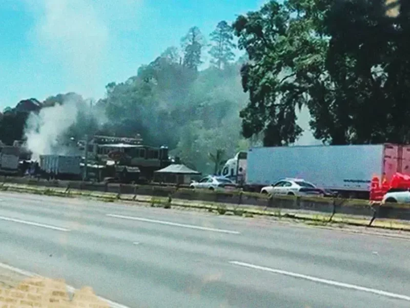 Conflicto entre sindicatos de transportistas termina con tráilers quemados en autopista México-Puebla