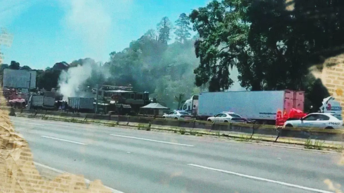 Conflicto entre sindicatos de transportistas termina con tráilers quemados en autopista México-Puebla