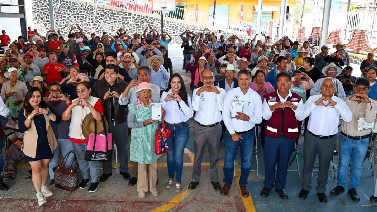 Tonantzin Fernández fortalece al campo cholulteca con entrega de biofertilizantes