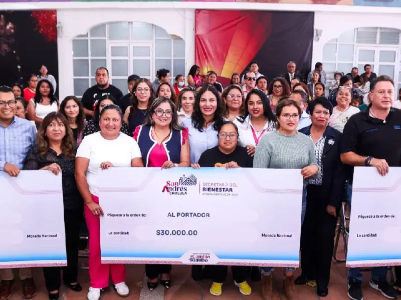 Lupita Cuautle entrega apoyos económicos a planteles educativos del municipio