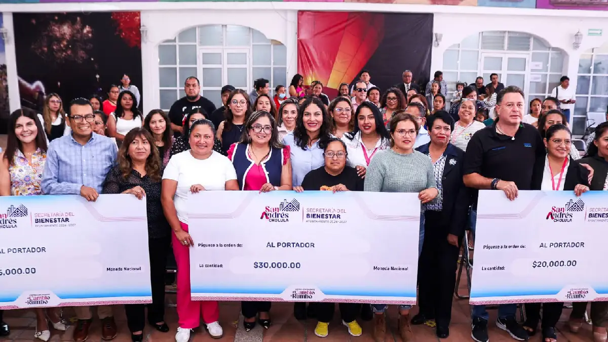 Lupita Cuautle entrega apoyos económicos a planteles educativos del municipio