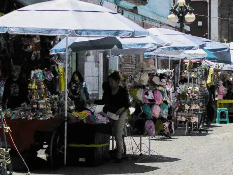 Persisten 300 ambulantes en el Centro Histórico de Puebla; Segom reconoce falta de personal