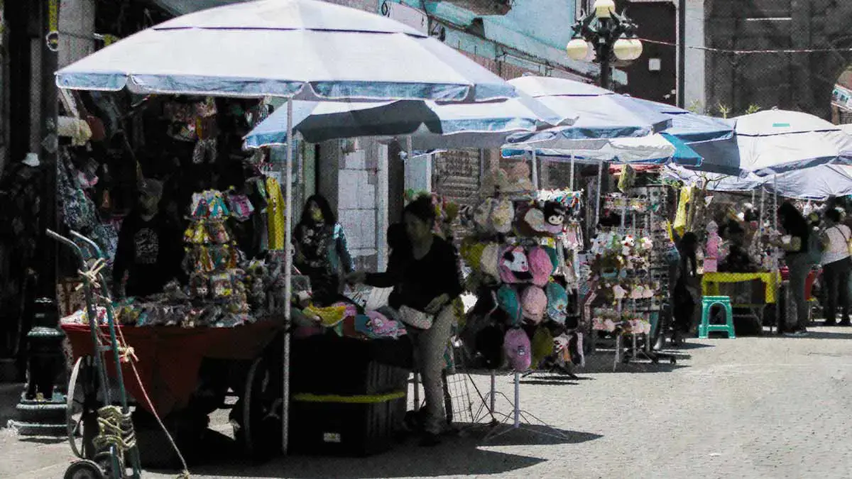 Persisten 300 ambulantes en el Centro Histórico de Puebla; Segom reconoce falta de personal