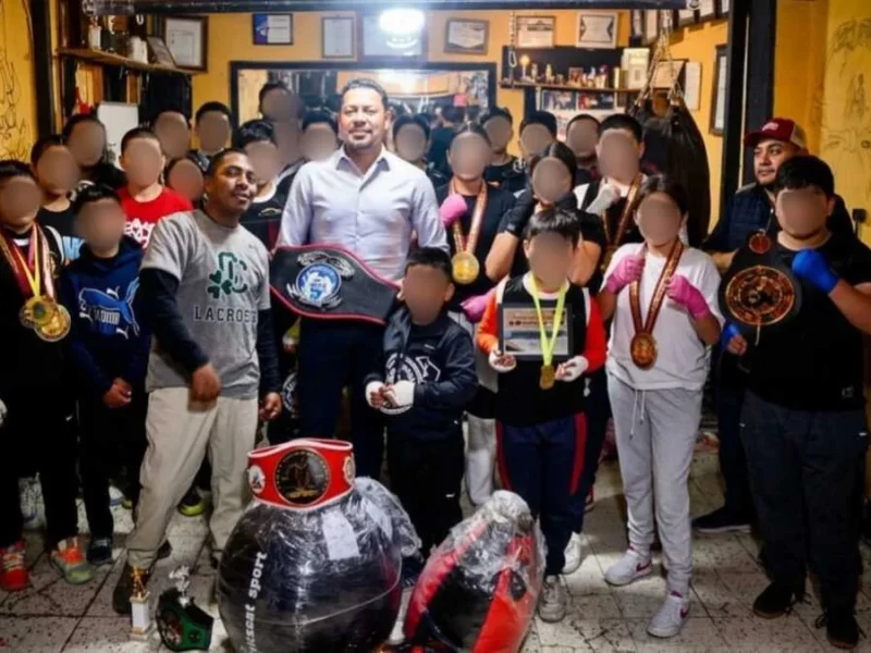 Entrega diputado Andrés Villegas equipo deportivo a la academia de boxeo Wolf Sport en Ciudad Serdán 