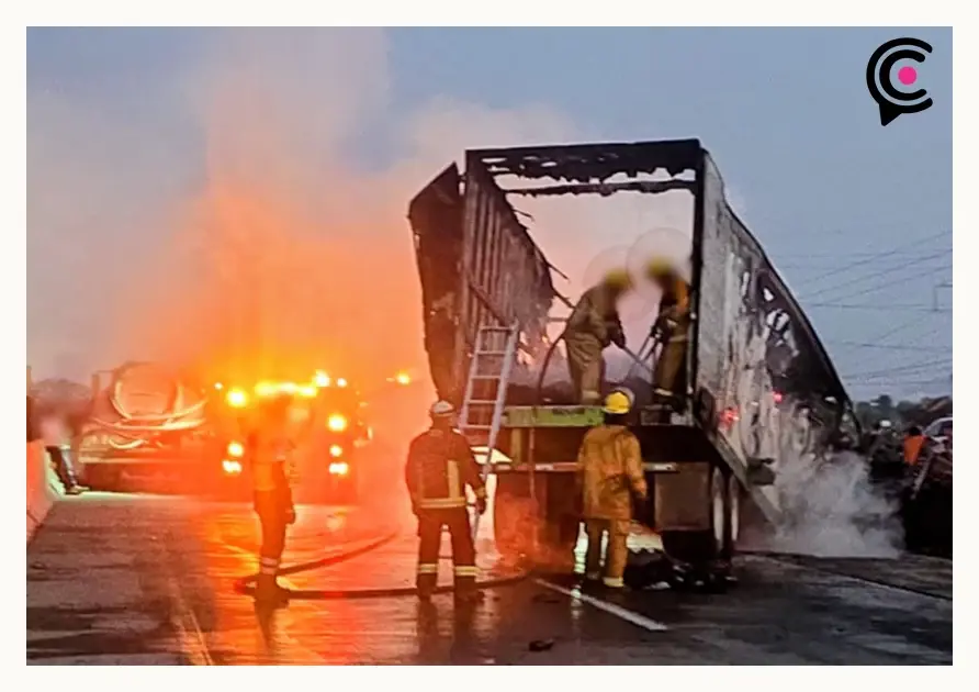 Muere transportista calcinado tras choque e incendio de tractocamión en la autopista Puebla-Orizaba