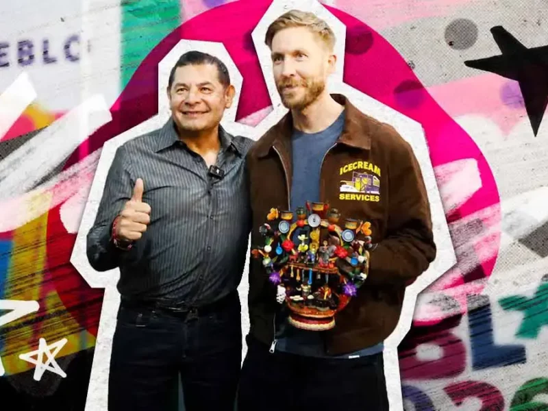 Calvin Harris recibe de Alejandro Armenta artesanías poblanas tras su concierto en Feria de Puebla
