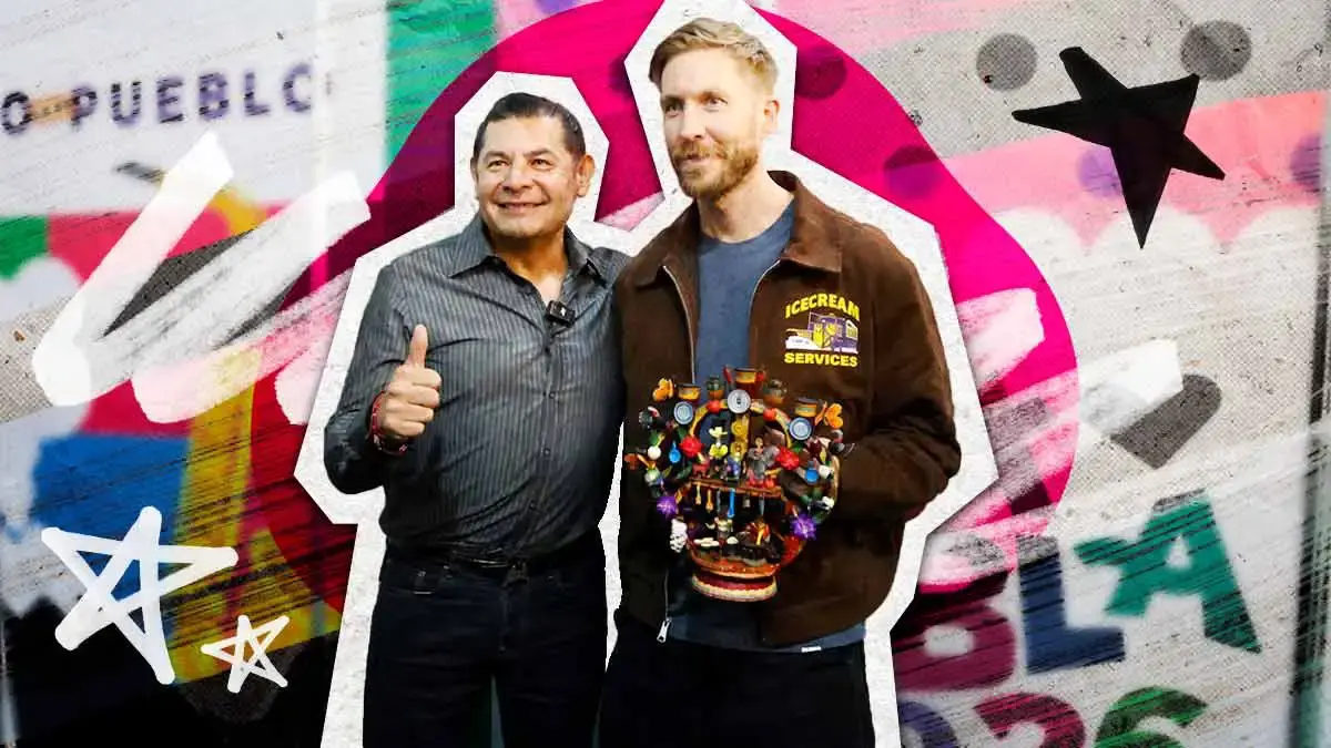 Calvin Harris recibe de Alejandro Armenta artesanías poblanas tras su concierto en Feria de Puebla