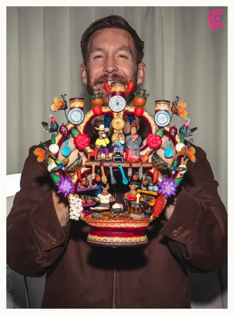 Calvin Harris recibe de Alejandro Armenta artesanías poblanas tras su concierto en Feria de Puebla