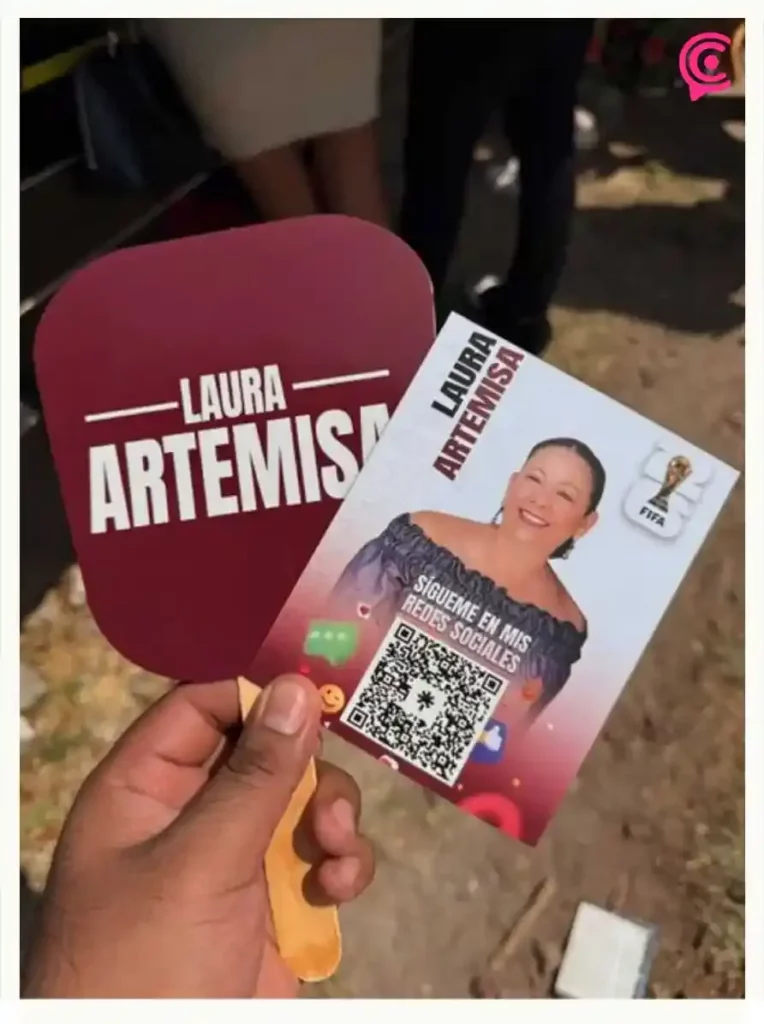 Laura Artemisa convierte el Desfile del 5 de Mayo en escaparate político con abanicos y loterías