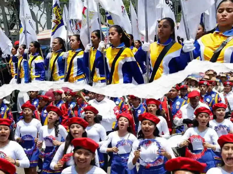 Participan más de 10 mil estudiantes y maestros en Desfile 5 de Mayo en Puebla 2026