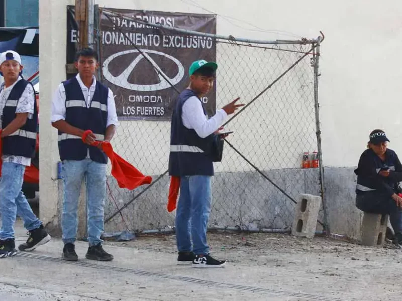 Franeleros cobran 250 pesos para evitar fila en estacionamiento de la Feria de Puebla 2026