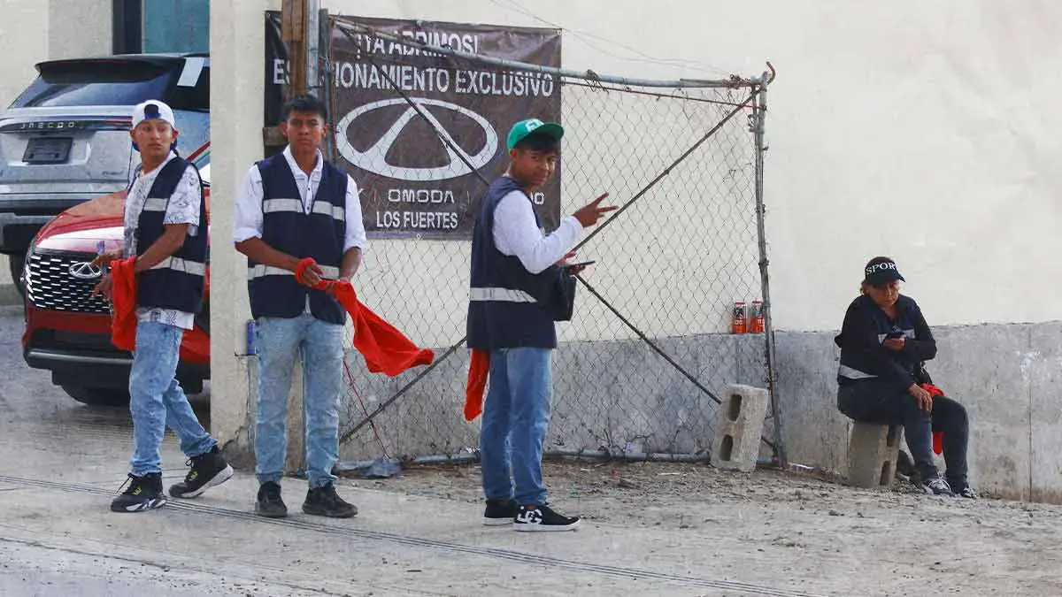 Franeleros cobran 250 pesos para evitar fila en estacionamiento de la Feria de Puebla 2026