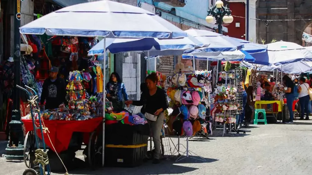 Caos vial y ambulantaje afectan a la Calle de los Dulces en Puebla