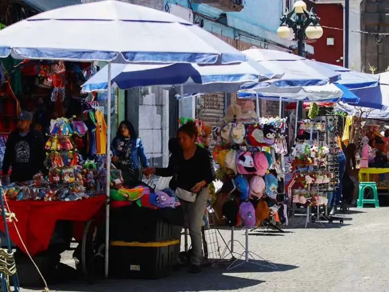 Caos vial y ambulantaje afectan a la Calle de los Dulces en Puebla