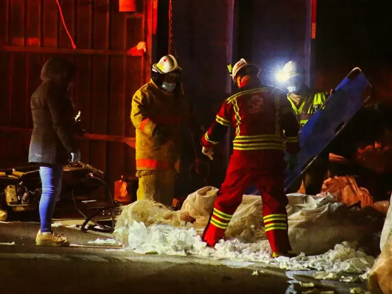 Conductor murió calcinado tras choque, volcadura e incendio en la autopista Siglo XXI