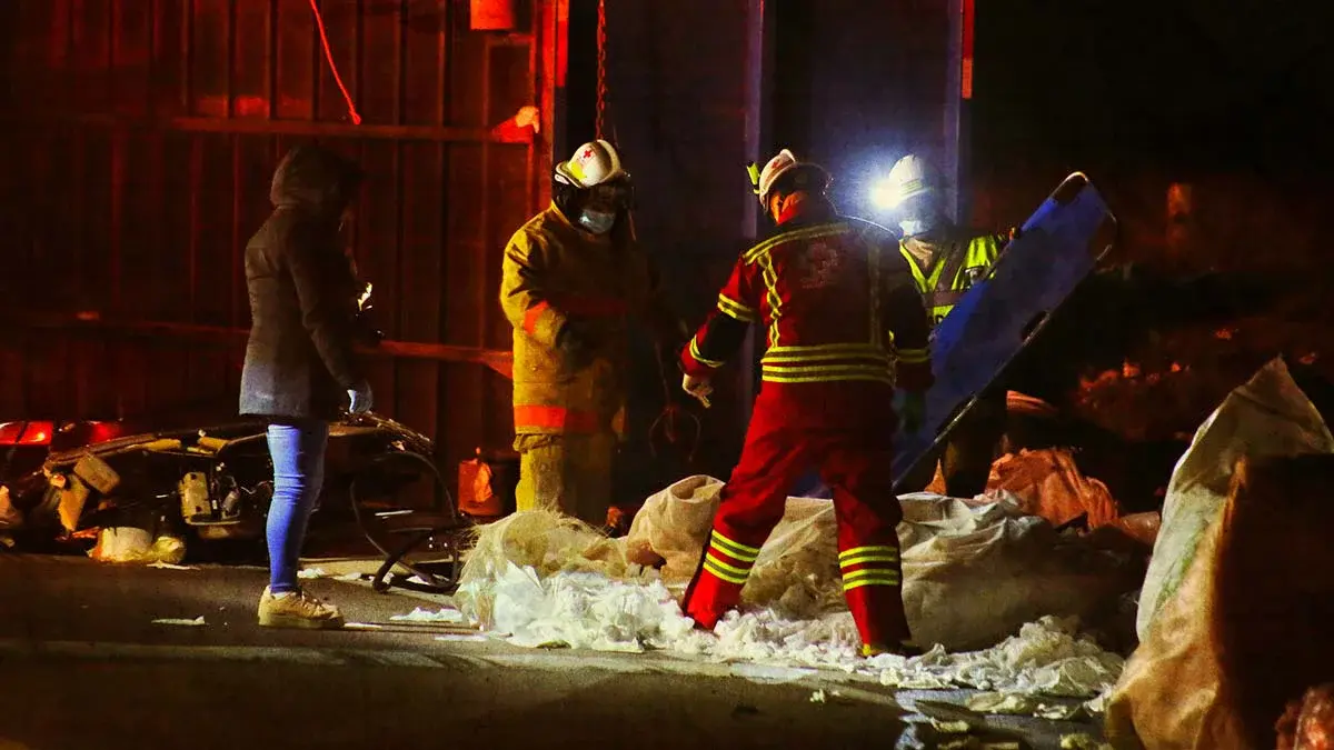 Conductor murió calcinado tras choque, volcadura e incendio en la autopista Siglo XXI