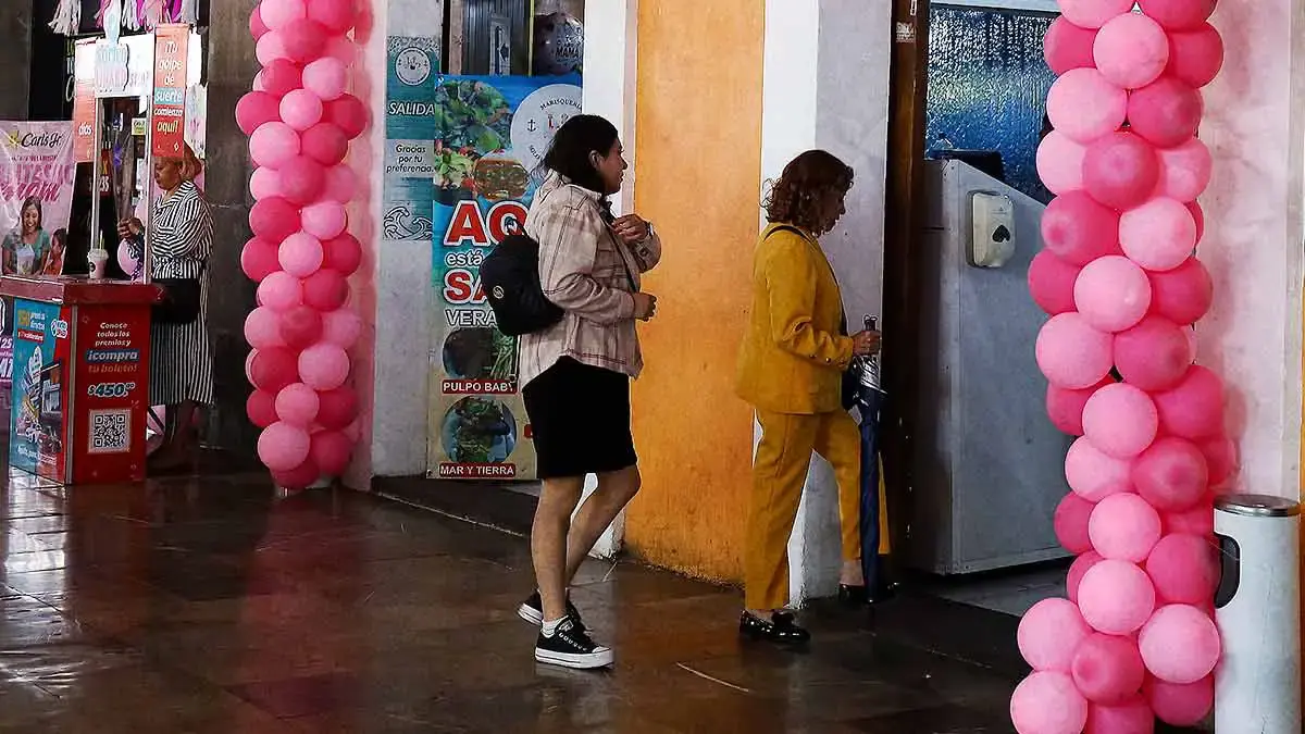 Comerciantes del Centro Histórico de Puebla esperan aumento en ventas por Día de las Madres