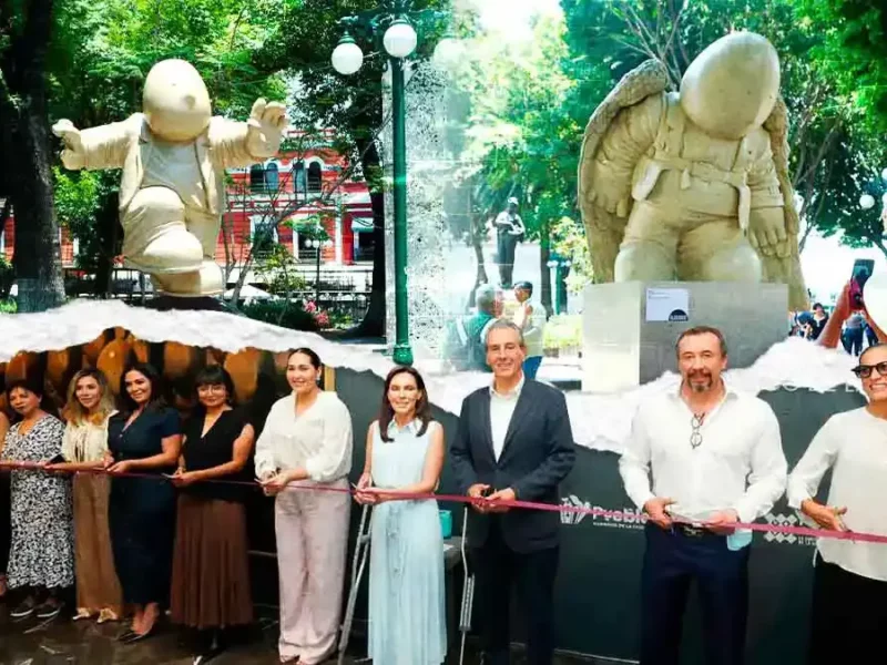 "Viajando con Timoteo" llega al Centro Histórico de Puebla, grandes esculturas invaden el zócalo