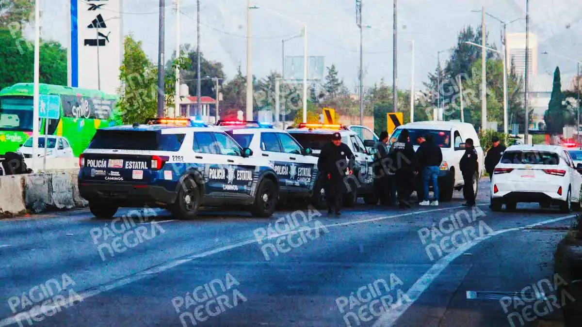 Mujer fallece en Periférico Ecológico de Puebla; choque entre Mini Cooper y March deja lesionados