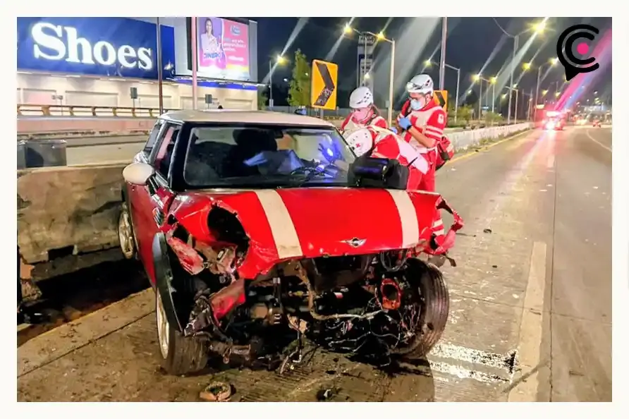 Mujer fallece en Periférico Ecológico de Puebla; choque entre Mini Cooper y March deja lesionados
