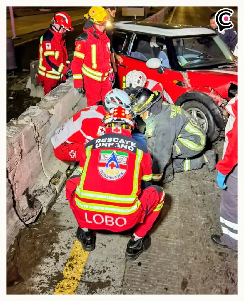 Mujer fallece en Periférico Ecológico de Puebla; choque entre Mini Cooper y March deja lesionados