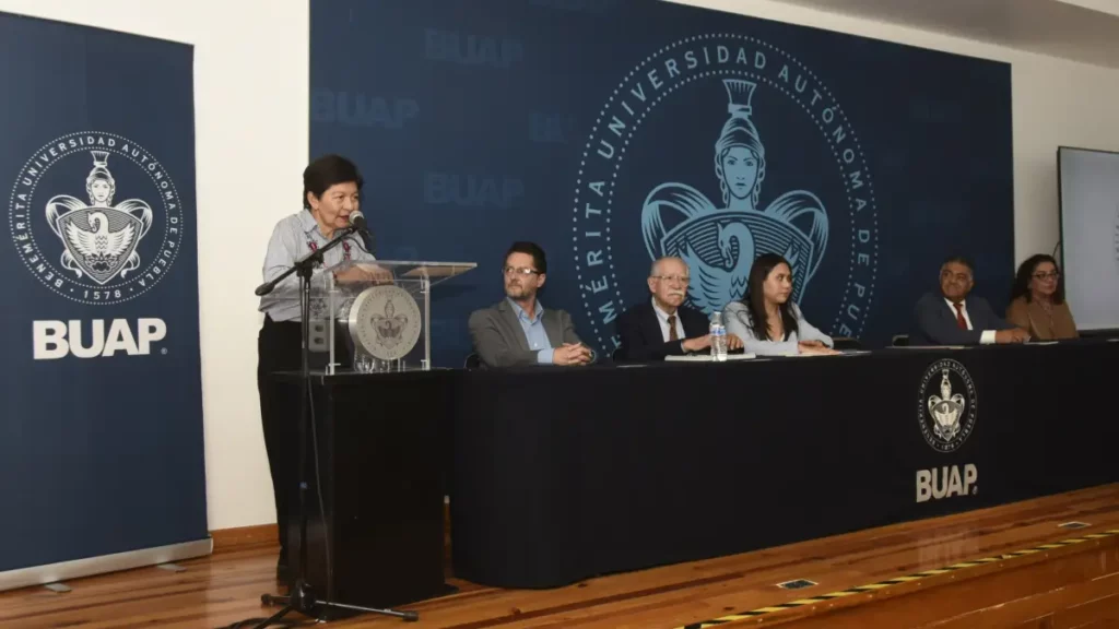 Entrega BUAP constancias de capacitación a servidores públicos