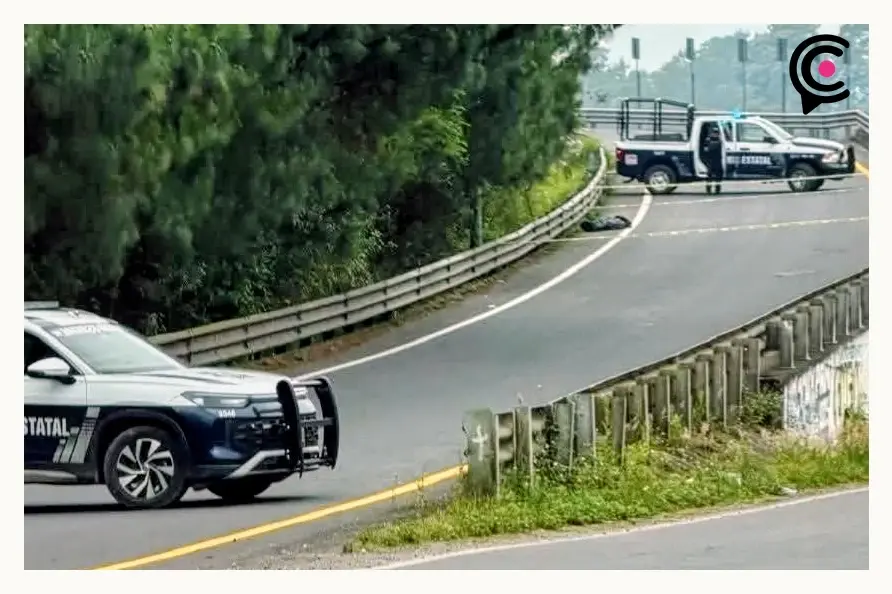 Abandonan un cuerpo enlonado y atado en la carretera Tulancingo-Huauchinango