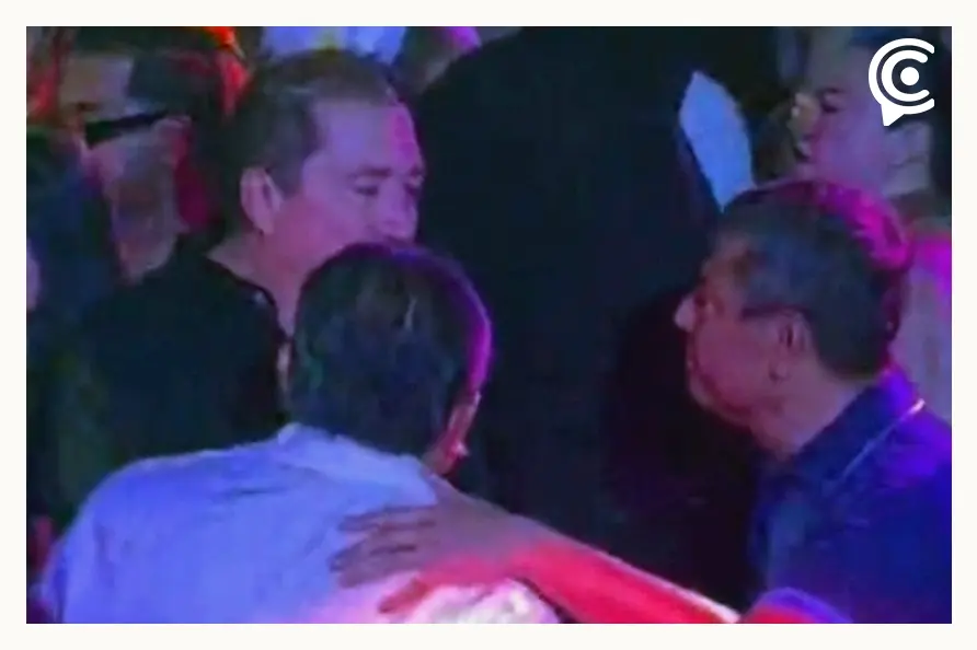 Captan al secretario de SSP, Francisco Sánchez con Jorge Aduna en el Palenque de Puebla