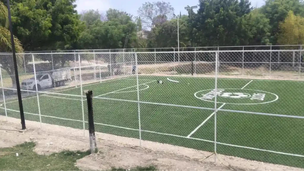 Cancha de pasto sintético en La Joya ya está lista; avanza integración del complejo y su inauguración será parte del programa nacional de 1200 espacios deportivos