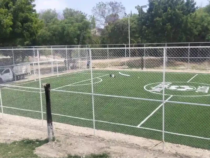 Cancha de pasto sintético en La Joya ya está lista; avanza integración del complejo y su inauguración será parte del programa nacional de 1200 espacios deportivos