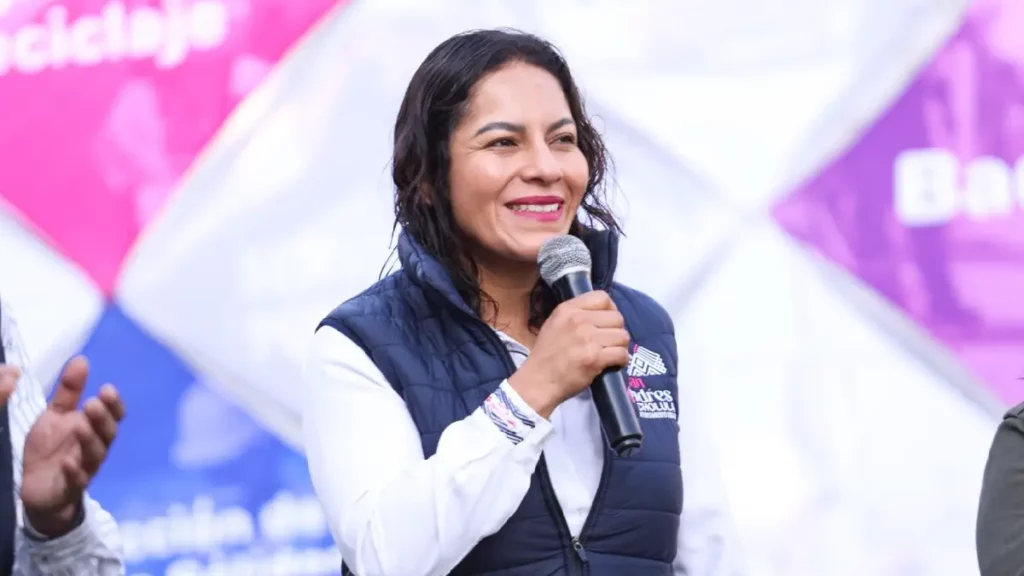 Lupita Cuautle lleva mantenimiento integral a vialidades de Cacalotepec