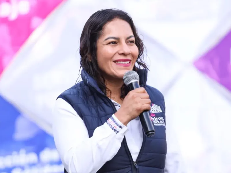 Lupita Cuautle lleva mantenimiento integral a vialidades de Cacalotepec