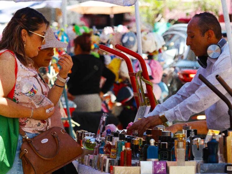 Comercio informal evade operativos y prolifera afuera de hospitales y universidades en Puebla