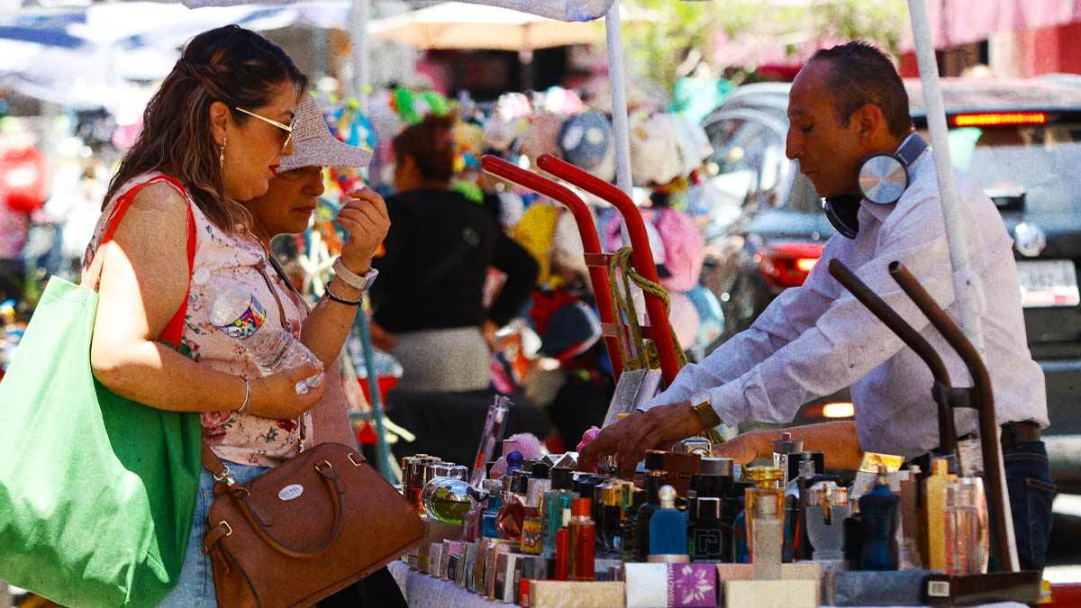 Comercio informal evade operativos y prolifera afuera de hospitales y universidades en Puebla